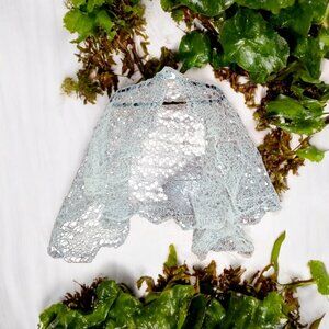 A high-quality pashmina made from natural goat down. It features an airy spiderw